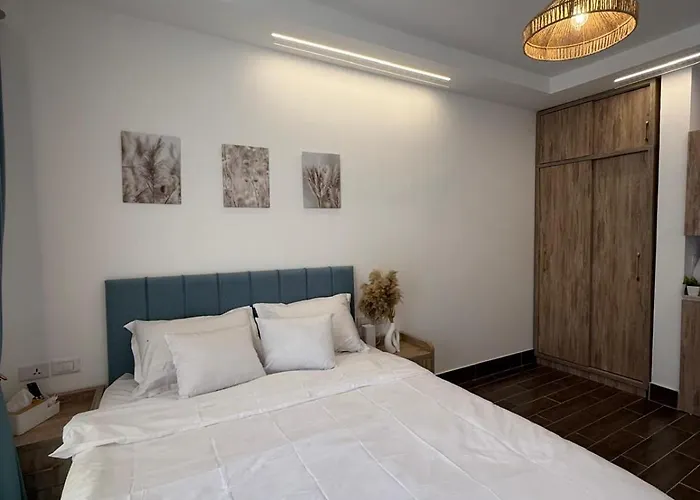 Stylish European With Pools & Access Apartment *