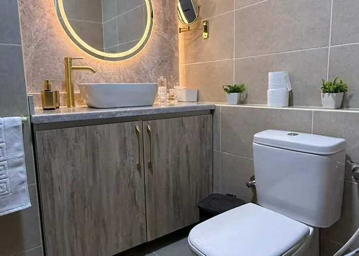 Apartment Stylish European With Pools & Access