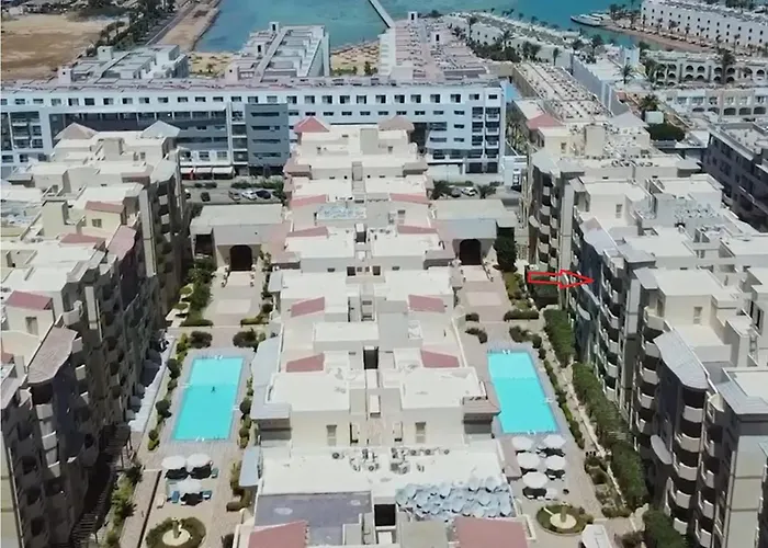 Stylish European With Pools & Access Apartment *